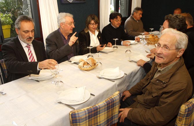 COMIDA EMPRESARIOS CON ROSA QUINTANA TOURÍS Y ALCALDE VALGA REST