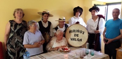 Cumpleaños de vecina con los gaiteiros de Airiños de Valga /