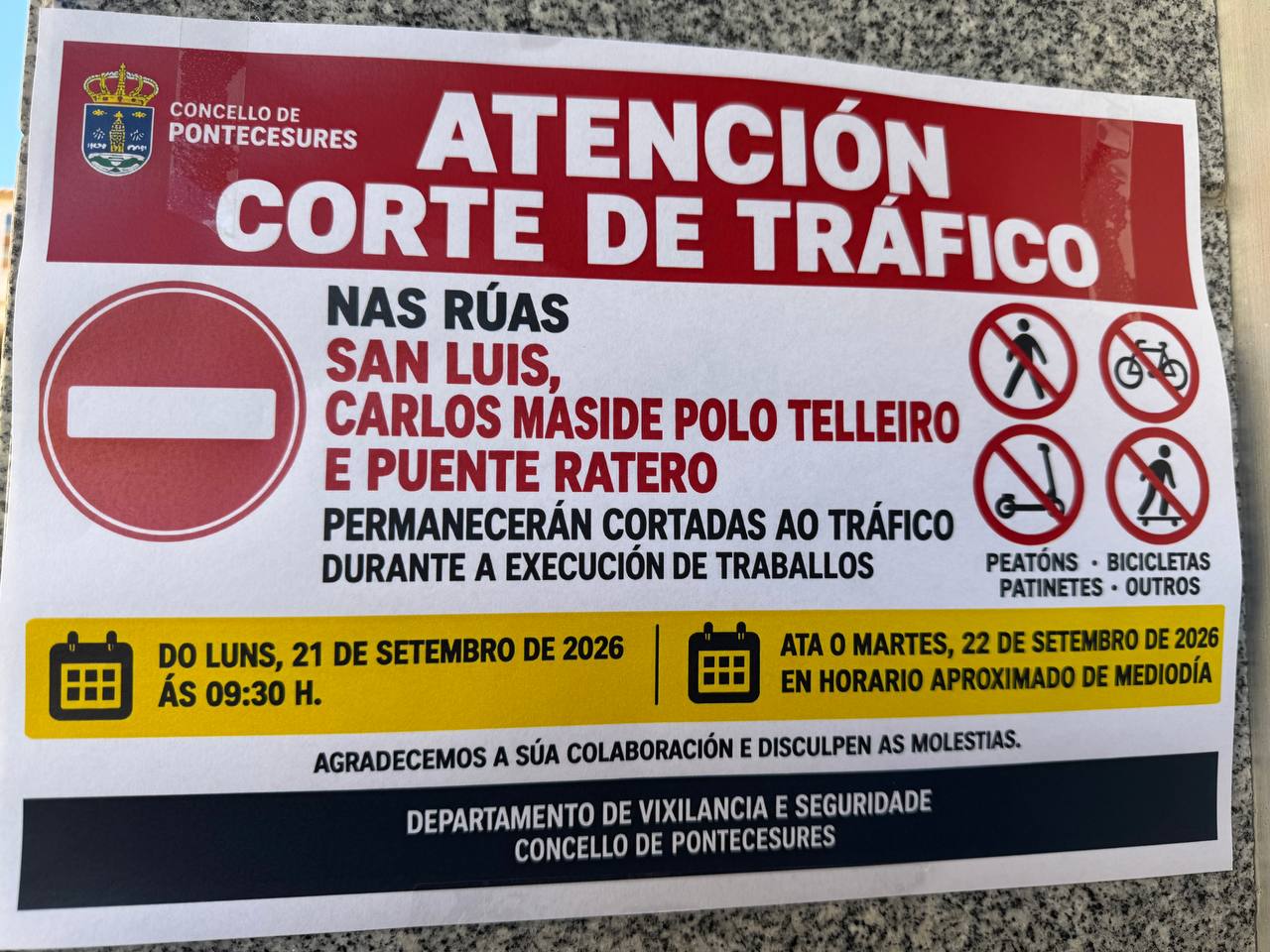 Cartel oficial do Concello de Pontecesures co aviso do corte de tráfico nas rúas San Luis, Carlos Maside e Puente Ratero